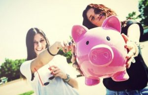 Mujeres jóvenes ahorran dinero